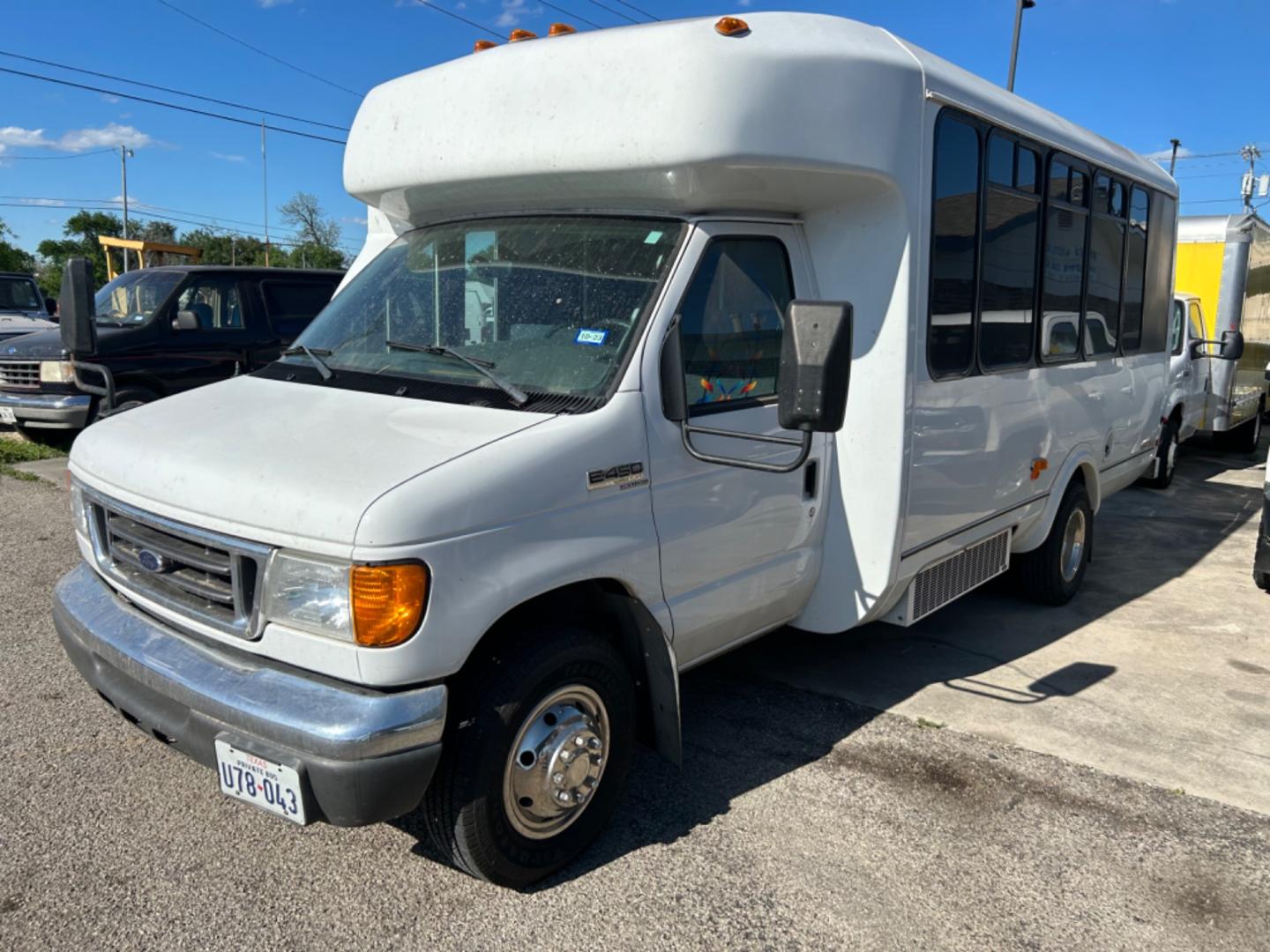 2007 Ford Econoline (1FDXE45S27D) , located at 1687 Business 35 S, New Braunfels, TX, 78130, (830) 625-7159, 29.655487, -98.051491 - Photo#0